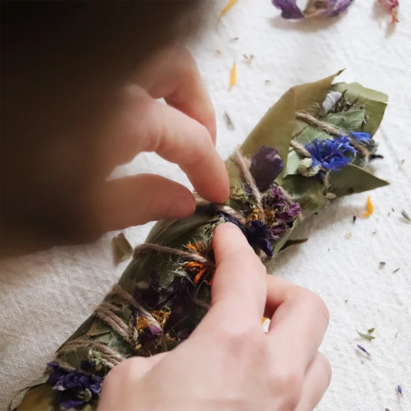 Chloé soigne les moindres détails des bâtons de fumigation, elle recherche une harmonie colorée dans chaque création unique.