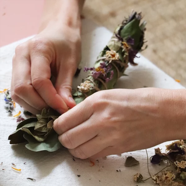 Nos bâtons de fumigation sont fabriqués et décorés à la main avec de la ficelle et des plantes aromatiques séchées.