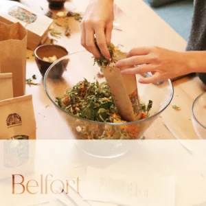 L'atelier botanique à Belfort, en groupe : on compose une tisane gastronomique sur mesure en fonction des goûts et des envies de chacun. Sont à disposition les plantes aromatiques séchées de la Cabane aux Herbes.