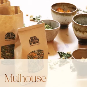 L'atelier botanique à Mulhouse, en groupe : on compose une tisane gastronomique sur mesure en fonction des goûts et des envies de chacun. Sont à disposition les plantes aromatiques séchées de la Cabane aux Herbes.